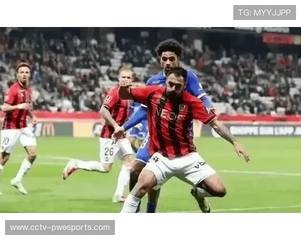 巴黎FC球员抽筋，巴黎圣日耳曼众将上前协助展现体育精神