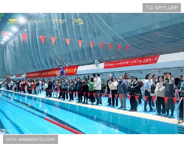 特写:夜幕下的济南奥体中心,工作人员为比赛做最后准备 特写:夜幕下的济南奥体中心,工作人员为比赛做最后准备